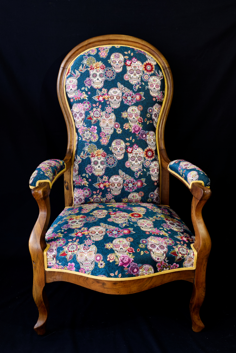 Fauteuil Voltaire en tissu calaveras et fleurs sur fond bleu canard